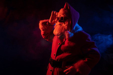 圣诞老人在霓虹灯下戴着太阳镜的画像。