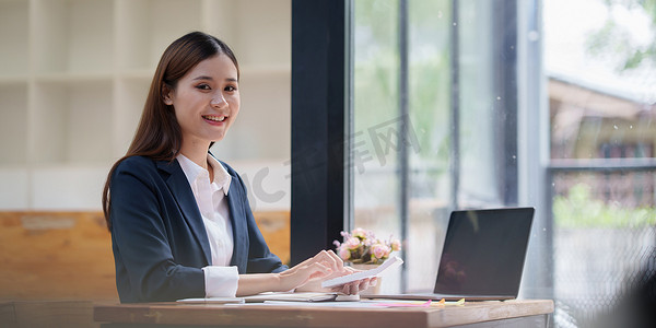 钱女摄影照片_亚洲女商人与业务团队通过手机通话分析技术价格图表和指标。