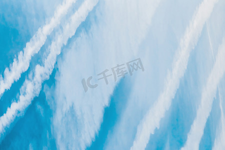 蓝天白云背景下飞机的痕迹