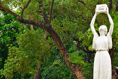 马尼拉圣托马斯大学知识喷泉雕像