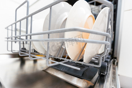 洗碗机特写洗碗机，易于使用和节水，环保，内置厨房洗碗机