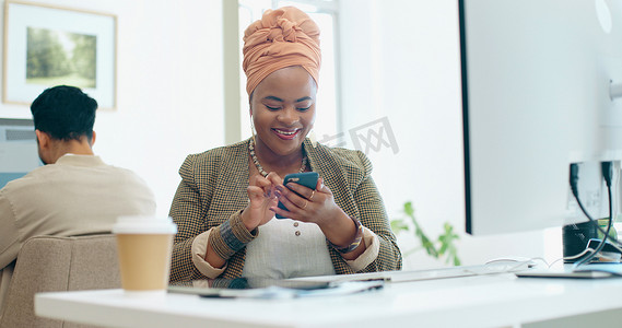 商务电话、办公室和黑人女性在社交媒体上嘲笑搞笑模因、笑话或喜剧。