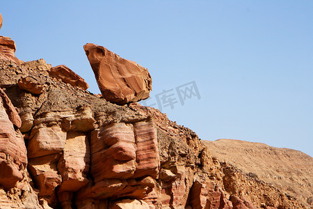 以色列内盖夫沙漠风景如画的不稳定红色岩石