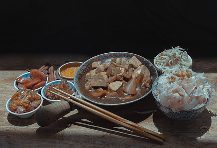 中式蒸宽米粉配红烧肉、豆腐、甜酱油脆鱿鱼和豆芽、香肠切片、炸虾米和泡菜萝卜配泡椒。