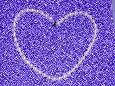 淡紫色背景上的珍珠心