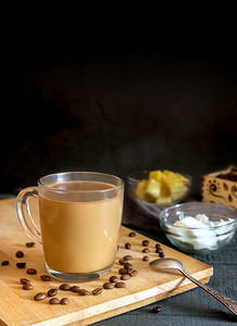 补药摄影照片_防弹咖啡：用奶油和椰子油打发的咖啡。