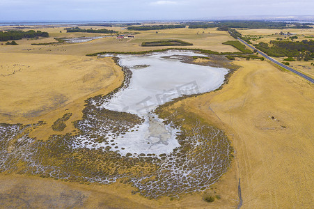 澳大利亚地区受干旱影响的农业灌溉大坝鸟瞰图