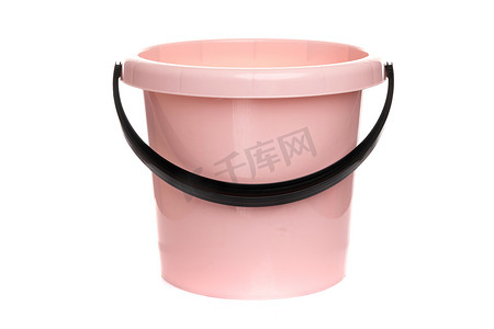 白色孤立背景上带黑色手柄的空粉色塑料桶