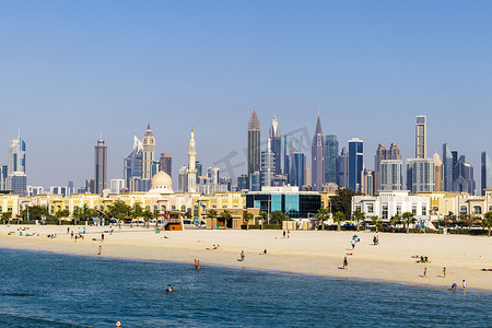 2021摄影照片_阿联酋迪拜 — 02.27.2021 迪拜公共海滩，背景为城市天际线。