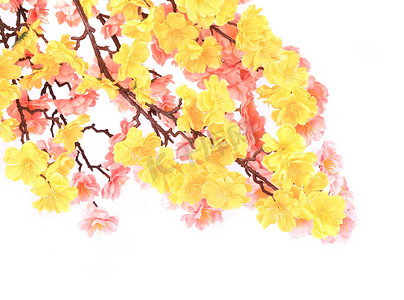 有黄色和粉红色花朵的人造树枝。