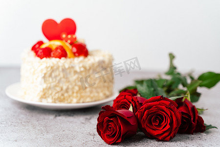 草莓丁摄影照片_玫瑰花和情人节蛋糕心形和水果，草莓。