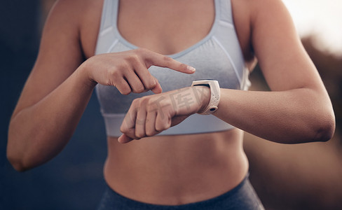 健身、时间和女子跑步者，配备智能手表跟踪跑步表现、心率和监测训练数据。