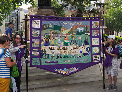 伦敦 100 名妇女获得选举权