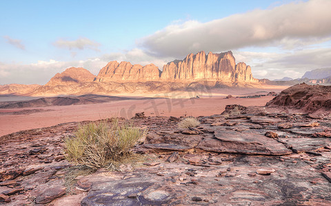 希拉姆摄影照片_瓦迪拉姆的红砂岩岩层几乎没有干燥的灌木或灌木，也被称为约旦的月亮沙漠谷。