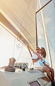 与夫妇在游艇上旅行、投资和奢侈，以在退休旅行中获得成功、放松和财富。