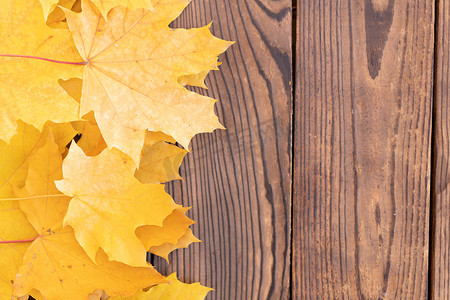 木制背景上的秋叶框顶视图秋天边界黄色和橙色叶子复古木桌复制文本空间。