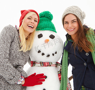圣诞节、妇女和雪人与雪和节日庆典、圣诞肖像和冬天的幸福。