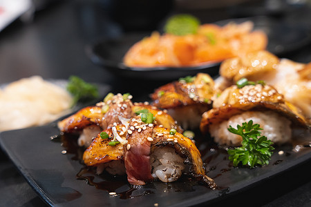 盘子上的鳗鱼和牛肉寿司，日本料理