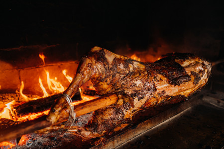 羊肉完全在火上烤熟。