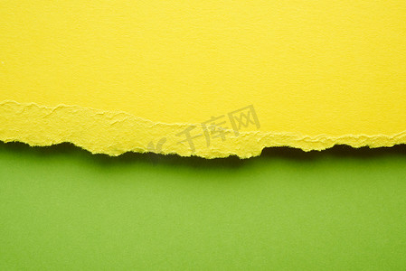 黄色纸边撕裂的抽象背景，绿色背景