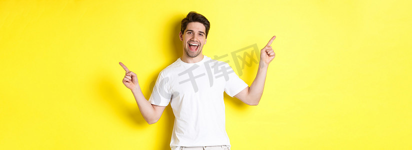 快乐时尚的男人展示了两种变体，在左右宣传片上向侧面指指点点，站在黄色背景上