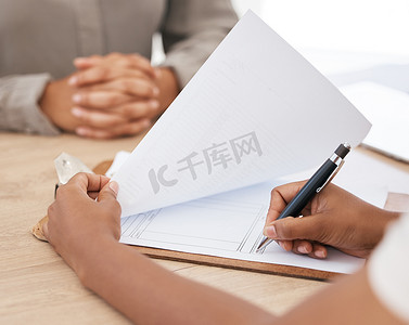 办公室的法律文书工作、签名和文件，用于在会议期间与代理人进行面谈、保险表格或合同。