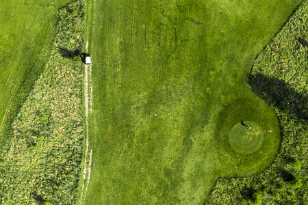 绿色高尔夫球场的顶部景色，草木修剪精美