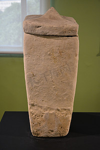 棕色石头墓葬骨灰盒展示在博物馆