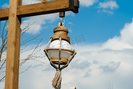 木杆子摄影照片_挂在木柱上的旧木灯笼