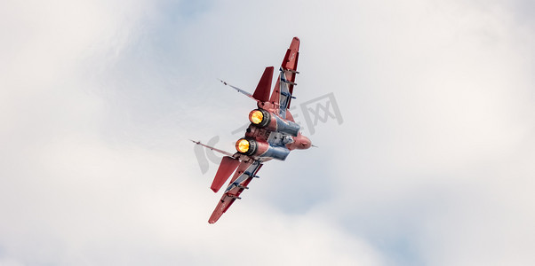 Strizhi MIG-29 战斗机在航展期间飞行