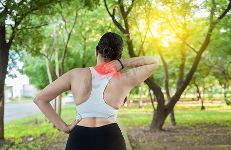 在公园里跑步肩部肌肉疼痛的女人。