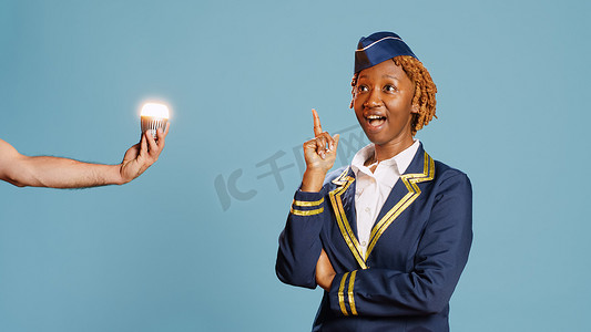 年轻空姐用新创意点亮灯泡