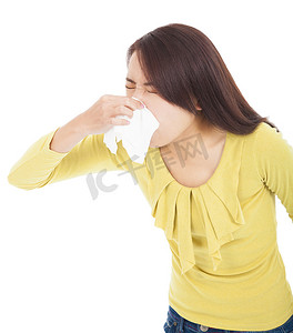 过敏或感冒的年轻女性
