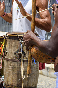 演奏传统乐器的音乐家