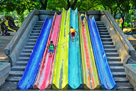 菲律宾马尼拉的儿童游乐场滑梯和楼梯