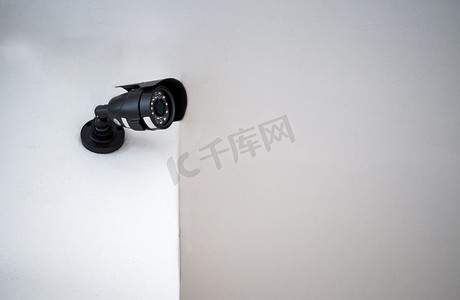 闭路监控系统摄影照片_安装在白色墙壁上的闭路电视摄像机。