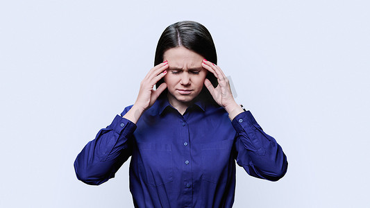 白人背景中患有压力性头痛的年轻女性