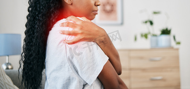 肩痛、受伤和黑人女性、健康和紧急情况、事故和红色覆盖的医疗问题。
