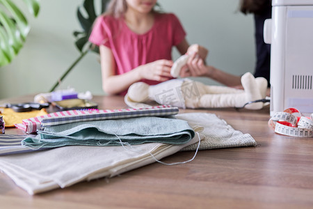 女孩、儿童、在家缝纫玩具、手工制作、爱好和休闲、纺织艺术