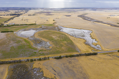澳大利亚地区受干旱影响的农业灌溉大坝鸟瞰图