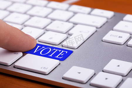 手指按下键盘上的投票蓝色按钮