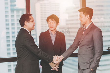 商业中间人，用连接代理人概念完成的项目，三个商人握手