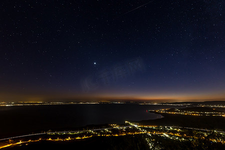匈牙利巴拉顿湖上空的夜空星空