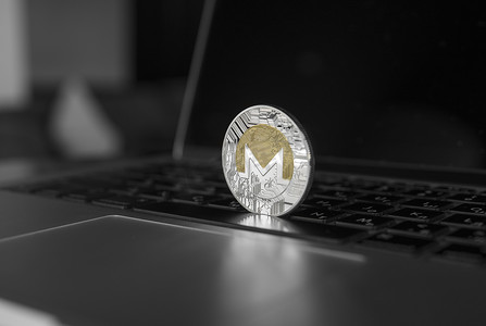 笔记本电脑上的 Monero 硬币符号，未来概念金融货币，加密货币符号。