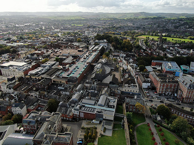埃克塞特市中心鸟瞰图，前景右侧是 Northenhay 花园和 Rougemont 酒店
