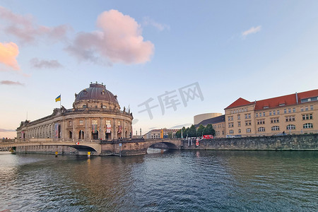 狂欢日！摄影照片_德国柏林，2022 年 10 月 1 日：柏林博德博物馆和施普雷河景观。