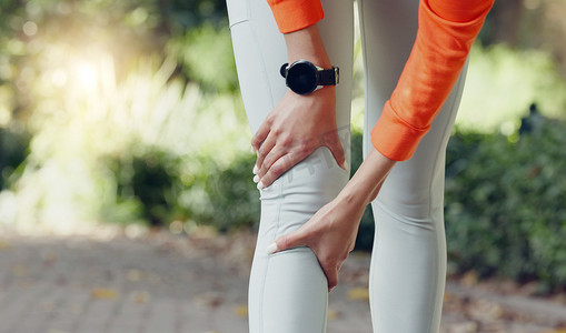 膝盖受伤、疼痛或按摩女性或跑步者在户外锻炼或锻炼时揉腿。