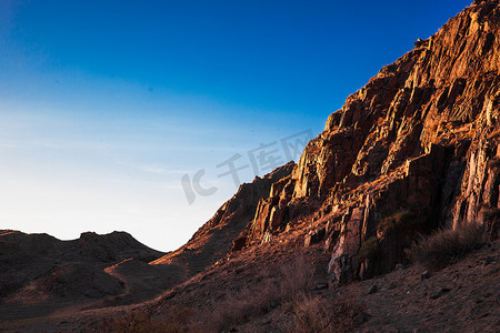 日出岩石风景如画的风景在中亚，在哈萨克斯坦的阿拉木图地区