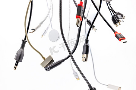 用于连接小型设备的插头、适配器和电缆混乱