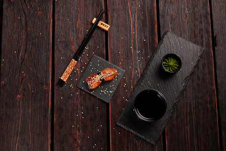 日本寿司 unagi nigiri 寿司熏鳗鱼木制背景顶视图